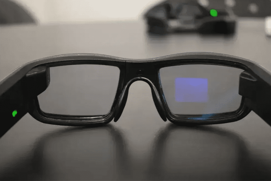 Die Vuzix Upgraded Brille liegt auf einem Tisch